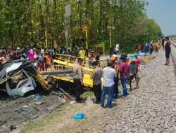 Kereta Api Argo Semeru Tabrak Truk pada Perlintasan Tanpa Palang Pintu di Ngawi